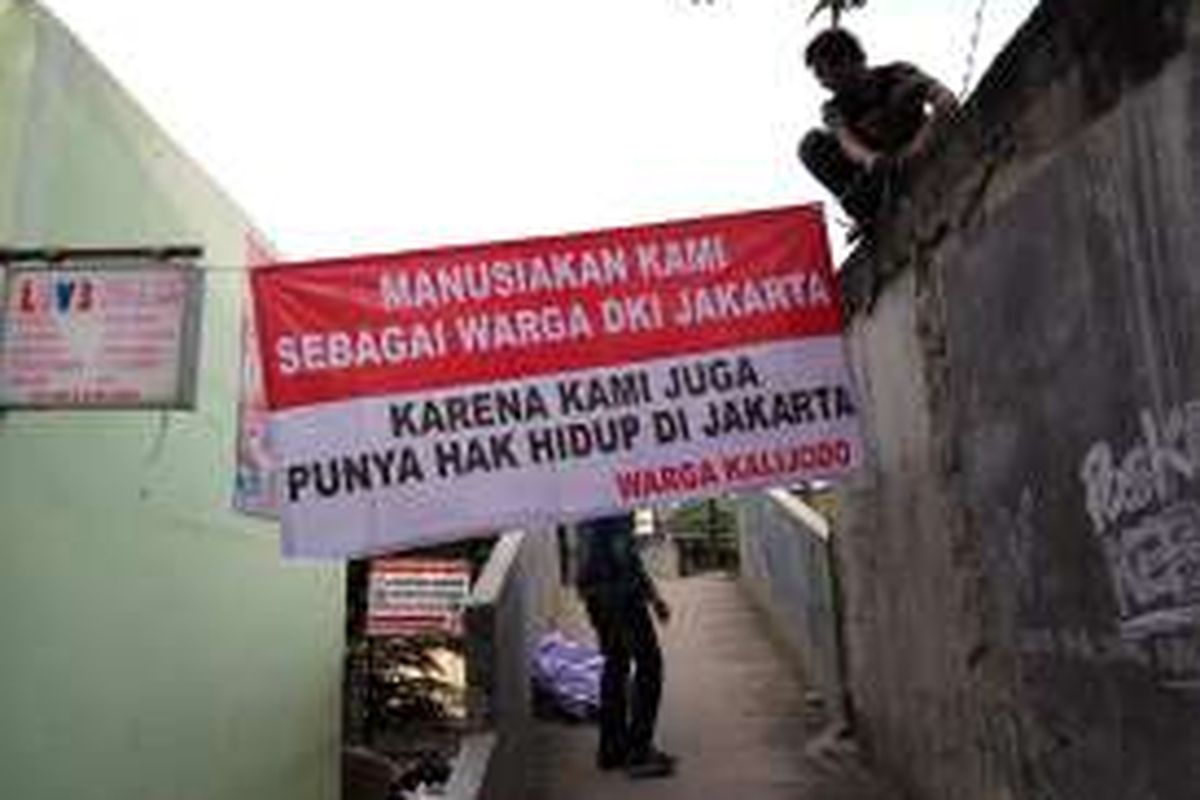 Sejumlah warga Kalijodo, Penjaringan, Jakarta Utara memasang spanduk tuntutan ganti rugi di beberapa tempat di wilayah tersebut pada Kamis (18/2/2016).