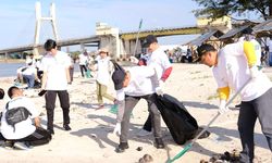 Aksi Bersih Pantai Koala di Bangka, Sampahnya Dipilah untuk Woodchips PLTU