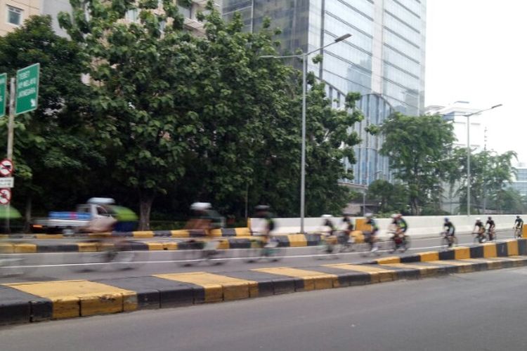 Pesepeda road bike kembali melintasi Jalan Layang Non Tol (JLNT) Kampung Melayu-Tanah Abang setelah mendapatkan protes dari koalisi masyarakat, salah satunya Bike 2 Work, beberapa waktu lalu. Hal ini terlihat di JLNT pada Sabtu (19/6/2021) pagi.