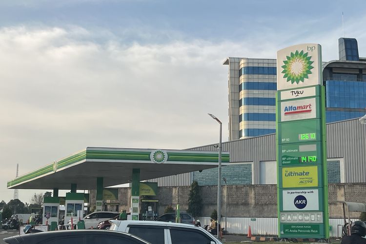 SPBU BP di Gading Serpong, Tangerang. Harga BBM BP 92 turun mulai 1 November 2025, sementara BP Ultimate Diesel naik. Simak detail penyesuaian harganya.