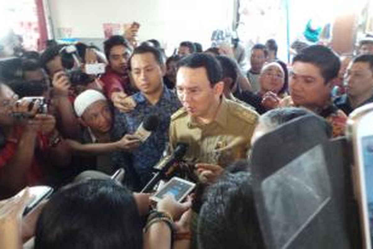 Gubernur DKI Jakarta Basuki Tjahaja Purnama saat menghadiri sosialisasi PP Nomor 46 Tahun 2013 di Blok B Pasar Tanah Abang, Jakarta Pusat, Selasa (1/9/2015). 