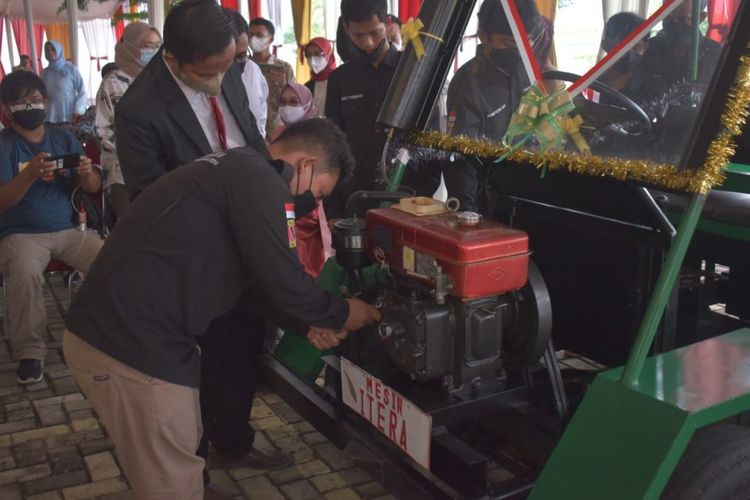 Mobil desa berbahan bakar minyak sawit murni yang diluncurkan Institut Teknologi Sumatera (Itera).