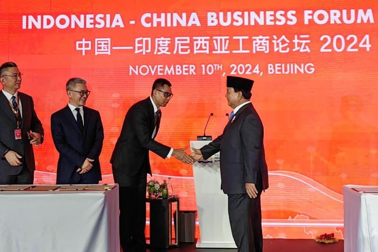 Presiden Prabowo Subianto saat menyaksikan penandatanganan nota kesepahaman oleh Dirut PLN Darmawan Prasodjo dengan Huawei dan SDIC Power di Beijing, Cina, Minggu (10/11/2024).