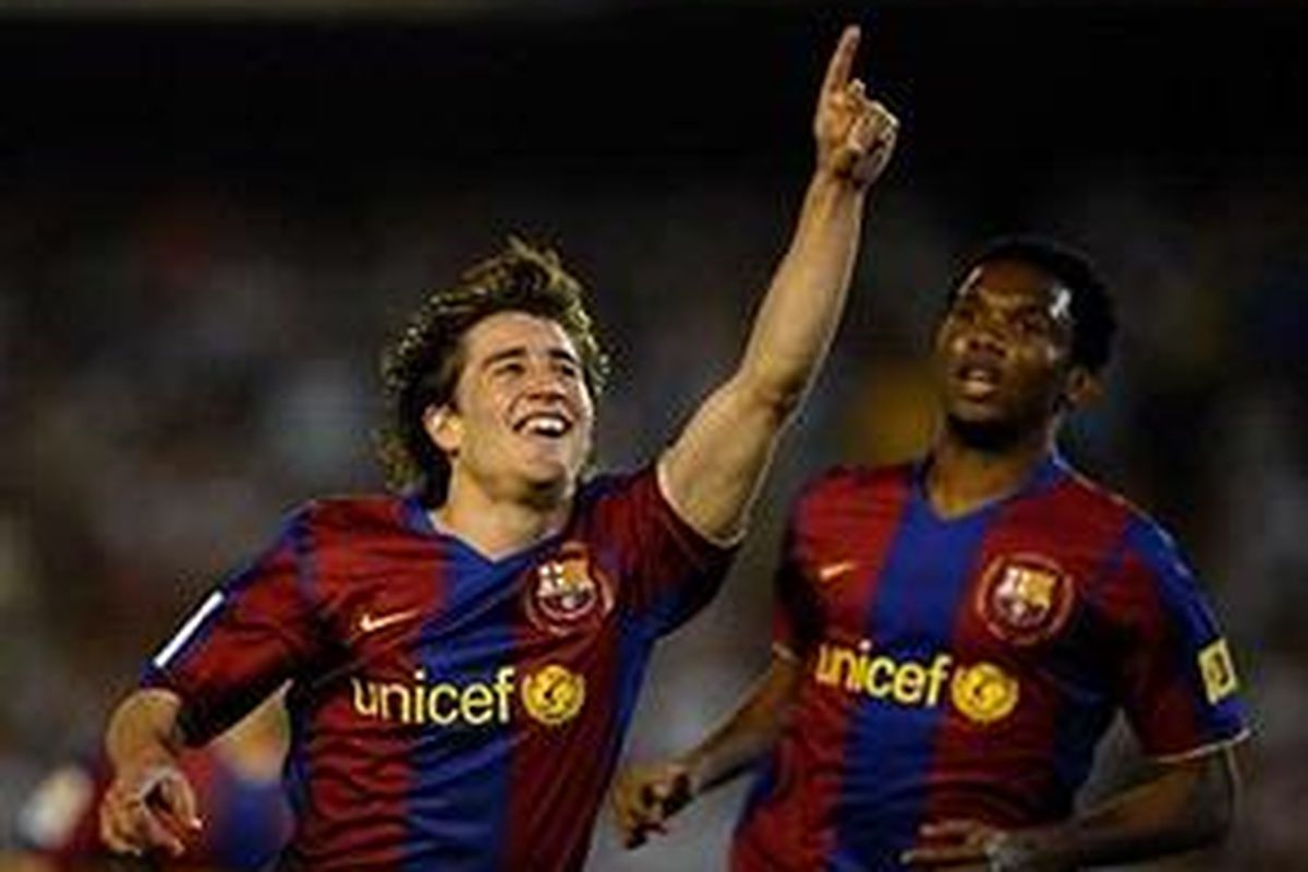 Striker Barcelona, Bojan Krkic (kiri), kembali menjadi kepercayaan Frank Rijkaard menggantikan Ronaldinho.