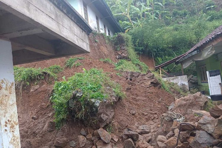 Tembok penahan tanah longsor di Desa sukamaju, kecamatan Cihaurbeuti, Kabupaten Ciamis, Jumat dinihari (1/12/2023). Akibat kejadian ini, dua warga tertimbun longsor.