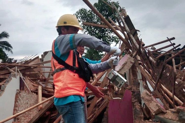 Proses penanganan listrik terdampak gempa di Cianjur.