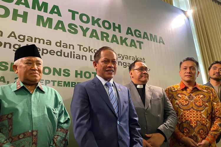 Menteri LH Hanif Faisol Nurofiq seusai menghadiri pertemuan bersama tokoh agama dan akademisi di Jakarta Selatan, Senin (22/9/2025). 