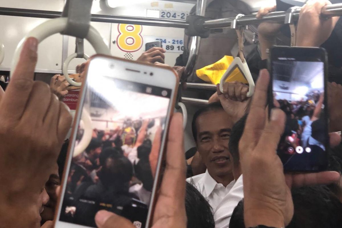 Jokowi berdiri berdesakan bersama penumpang KRL Commuterline jurusan Bogor, Rabu (6/3/2019) sore.