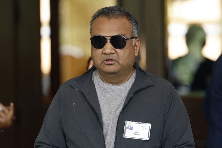 CEO YouTube Neal Mohan saat tiba untuk Konferensi Allen & Company di Sun Valley, Negara Bagian Idaho, Amerika Serikat, 8 Juli 2025. Setiap tahun, beberapa orang terkaya dunia beserta figur-figur berkuasa di media, finansial, teknologi, dan politik bertemu di acara yang berlangsung seminggu ini.