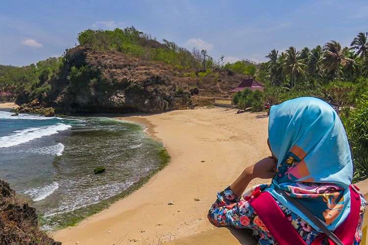 Wisatawan menikmati keindahan Pantai Srau 3.