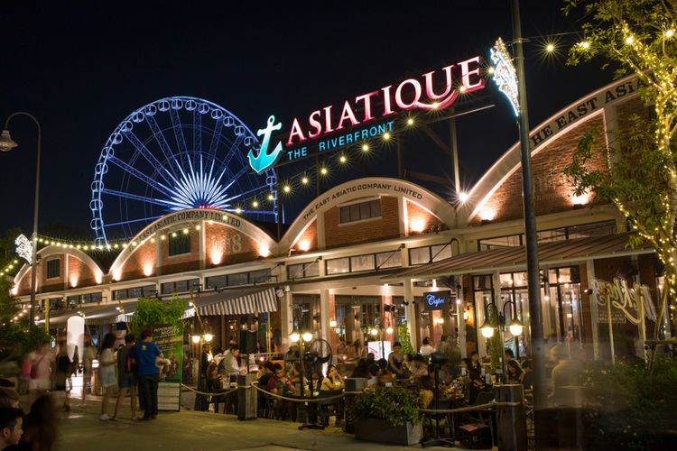 Ilustrasi Asiatique The Riverfront di tepi Sungai Chao Phraya di Bangkok, Thailand. Bila ingin merasakan perayaan Songkran 2026 di Thailand, ketahui lokasi perayaannya berikut ini.