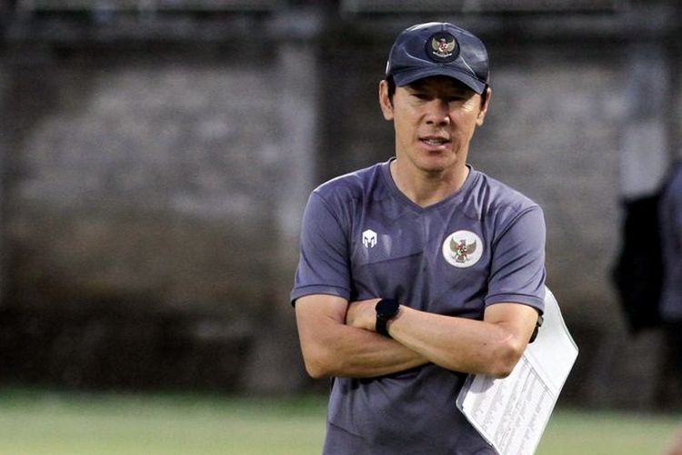 Pelatih Timnas Indonesia Shin Tae-yong saat memimpin latihan persiapan ujicoba FIFA Matchday di Stadion Gelora Trisakti Kuta, Bali, Jumat (21/1/2022) sore. Terkini, Shin Tae-yong berhasil mengantarkan timnas U20 Indonesia menang 3-2 atas Antalyaspor dalam laga uji coba pada Selasa (8/11/2022).