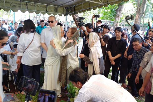 Bunga Citra Lestari dan Tiko Aryawardhana Hadiri Pemakaman Ayah Bimbim 