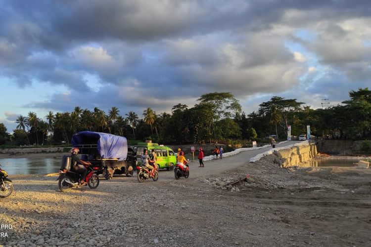 Jembatan alternatif Benenai yang dibangun oleh Kementerian Pekerjaan Umum dan Perumahan Rakyat (PUPR), akhirnya bisa digunakan oleh masyarakat Kabupaten Malaka, Nusa Tenggara Timur (NTT), Rabu (9/6/2021).