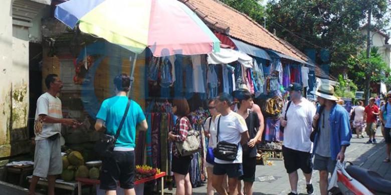 Suasana Pasar Seni Ubud, di Banjar Ubud Kelod, Desa Ubud, Gianyar, Bali, Minggu (1/3/2015).