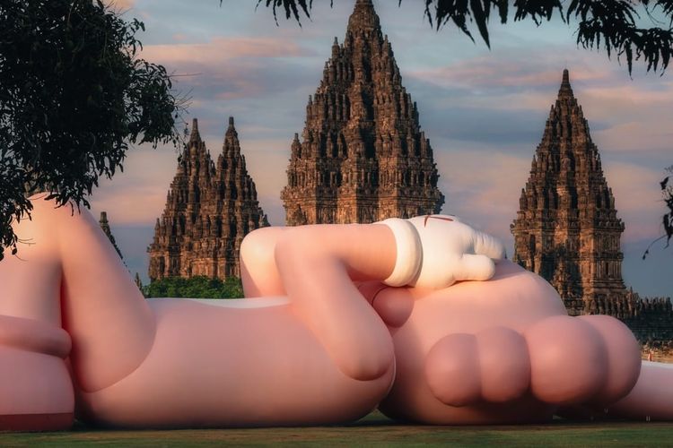 KAWS bersama AllRightReserved dan AKG Entertainment, menampilan boneka raksasa berukuran panjang 45 meter berwarna merah muda yang dinamai dengan ?Accomplice? di Candi Prambanan Yogyakarta