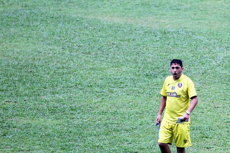 Pelatih Eduardo Almeida memimpin latihan rutin Arema FC jelang persiapan Liga 1 2021 di Stadion Gajayana Malang, Jawa Timur, Kamis (25/06/2021) sore.