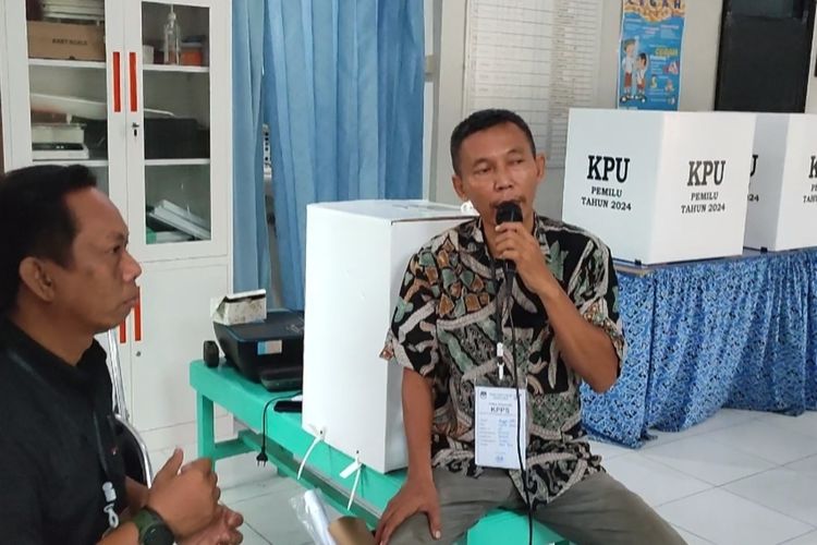 Yanto petugas KPPS di TPS 02 menggunakan pengeras suara untuk memanggil warga menuju baperkam lokasi PSU di Kelurahan Kesambi Kecamatan Kesambi Kota Cirebon, Jawa Barat, Sabtu (24/2/2024) pagi.