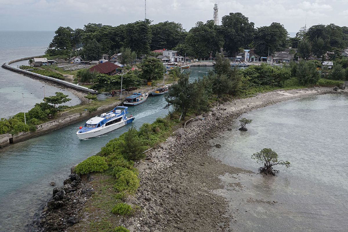 Foto dirilis pada Rabu (14/7/2021), memperlihatkan Kapal Chabing Nusantara tujuan Pelabuhan Kaliadem, Cilincing, Jakarta Utara berangkat dari dermaga Pulau Sebira. Pulau Sebira, wilayah Ibu Kota yang menyendiri di sisi paling utara Kepulauan Seribu dan sempat luput dari perhatian pemerintah kini mengalami perbaikan di berbagai sektor dan peningkatan pelayanan umum.