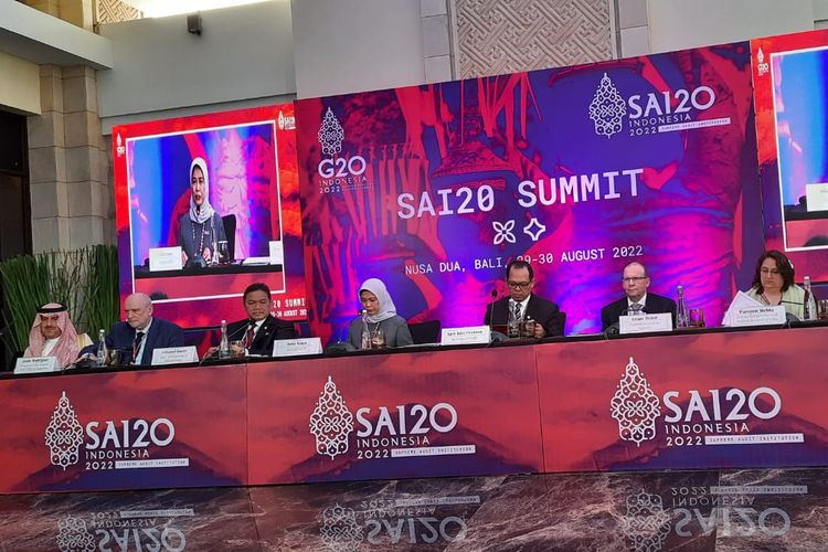 Chair of SAI20 Isma Yatun didampingi pimpinan badan pemeriksa keuangan negara G20 saat menyampaikan kesepakatan dalam SAI20 Summit di Nusa Dua, Bali, Selasa (30/8/2022)