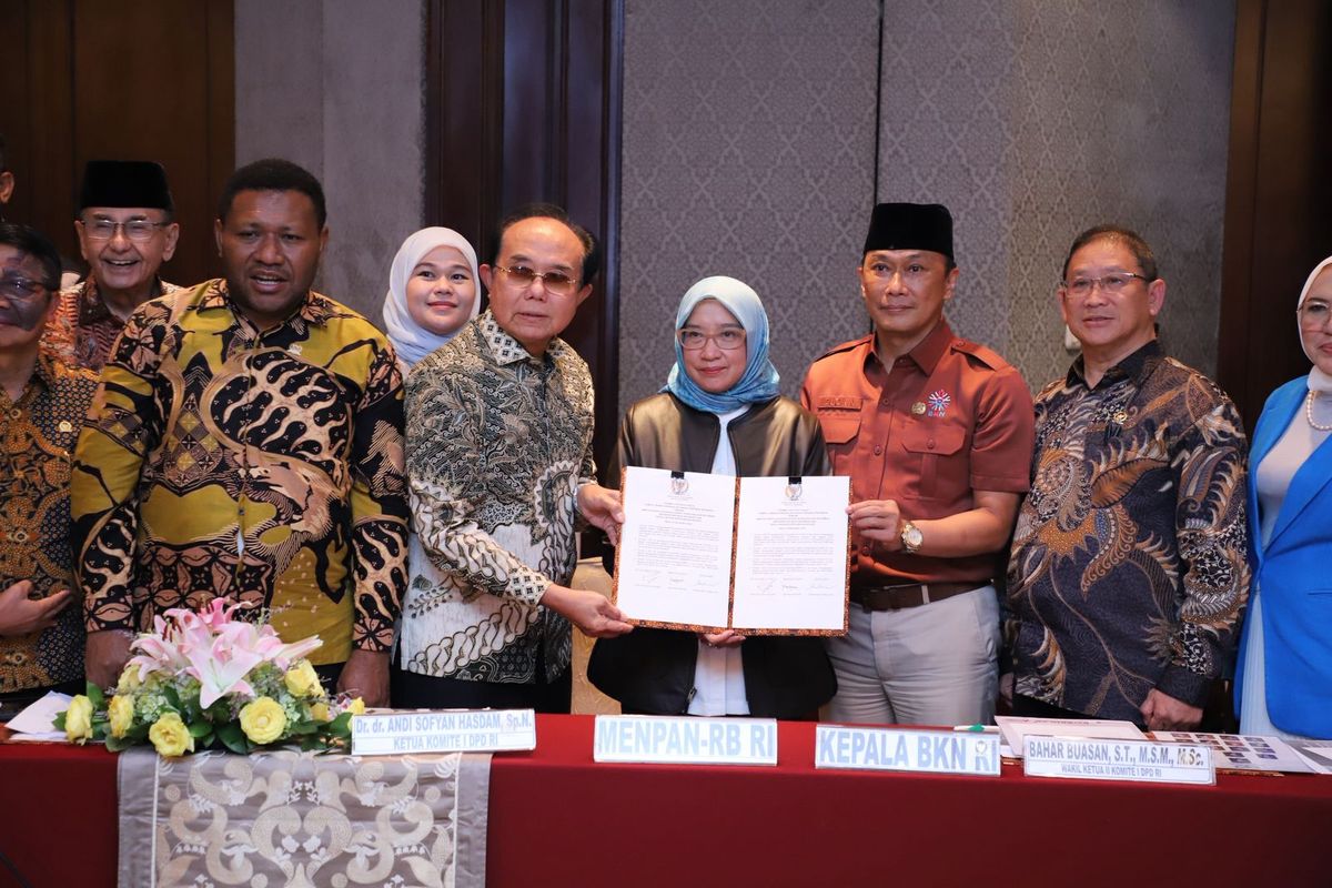 Menteri Pendayagunaan Aparatur Negara dan Reformasi Birokrasi (PANRB) Rini Widyantini dan Badan Kepegawaian Negara (BKN)&nbsp;menghadiri rapat kerja dengan Komite I Dewan Perwakilan Daerah Republik Indonesia (DPD RI) di Jakarta, Senin (10/11/2025).