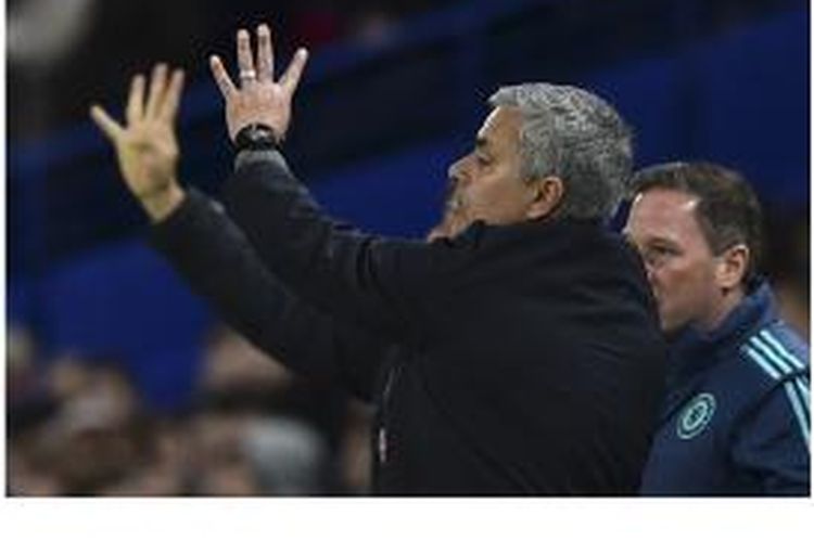 Jose Mourinho bereaksi saat menyaksikan Chelsea melawan FC Porto pada pertandingan penyisihan Grup G Liga Champions di Stamford Bridge, Rabu (9/12/2015).
