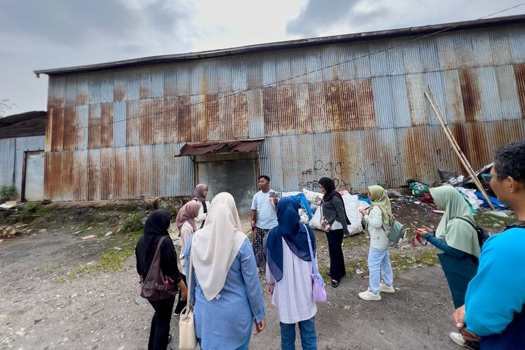 Peserta Wonogiri Walking Tour saat menyambangi bekas gudang penyimpanan logistik masa lalu (25/1/2026).