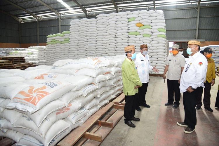 Gubernur Gorontalo Rusli Habibie (kanan) meninjau stok beras di Gudang Bulog di Taluimolo, Kota Gorontalo, Kamis (16/4/2020). Stok beras Gorontalo sebanyak 1741 ton dengan ketahanan hingga Desember 2020.