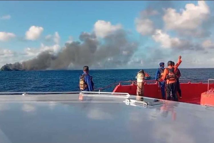 Tim SAR Gabungan Evakuasi Penumpang KMP Putri Yasmin Terbakar di Perairan Selat Lombok