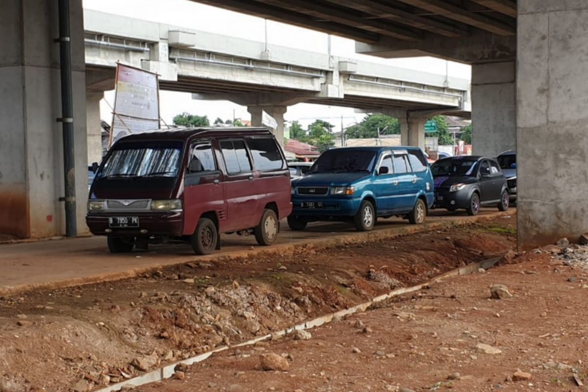 Kolong Tol Becakayu yang dijadikan lokasi parkir liar, Jakarta Timur, Senin (11/2/2019)
