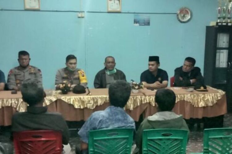 Kapolres Tapanuli Selatan AKBP Roman Smaradhana, Camat Angkola Timur, Kepala Desa memediasi dua kelompok warga yang bertikai antara Dusun Huraba dan Dusun Pintu Langit di Kantor Kepala Desa Huraba, Angkola Timur, Tapanuli Selatan, Rabu (27/5/2020) dini hari.