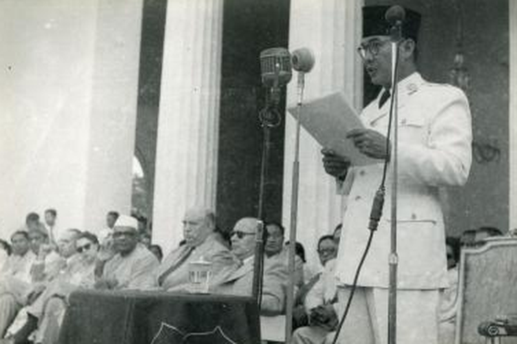 Presiden Soekarno menyampaikan pidato kenegaraan pada peringatan 5 tahun kemerdekaan RI di halaman Istana Merdeka pada 17 Agustus 1950.