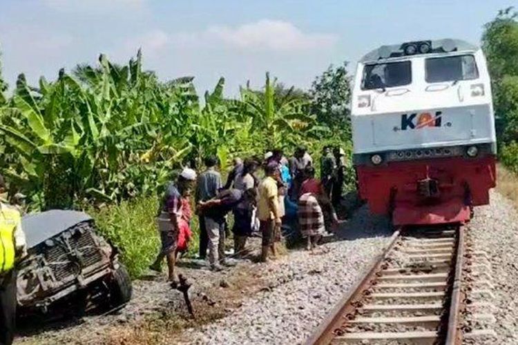 Kecelakaan KA Pandalungan dengan mobil terjadi di perlintasan kereta Desa Pateguran, Kecamatan Rejoso, Kabupaten Pasuruan, Selasa (7/5/2024). (Surya/Galih Lintartika)