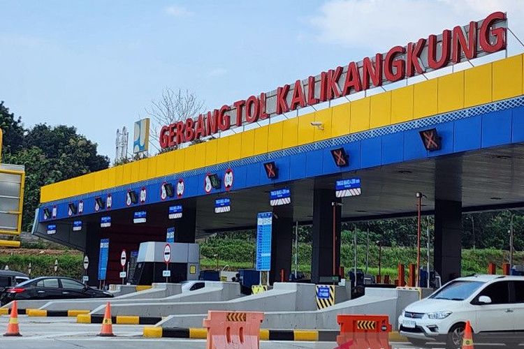 Kondisi Gerbang Tol Kalikangkung, Semarang, Jawa Tengah, jelang penerapan one way pada Senin (24/4/2023).