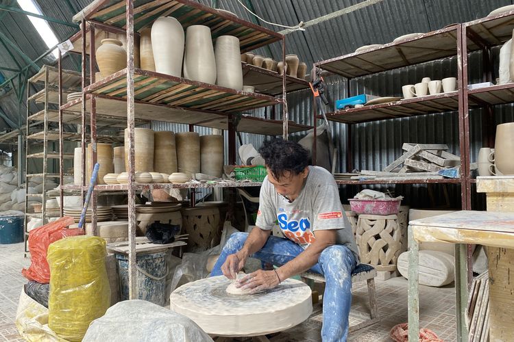 Pembuatan keramik handmade di Imah Keramik