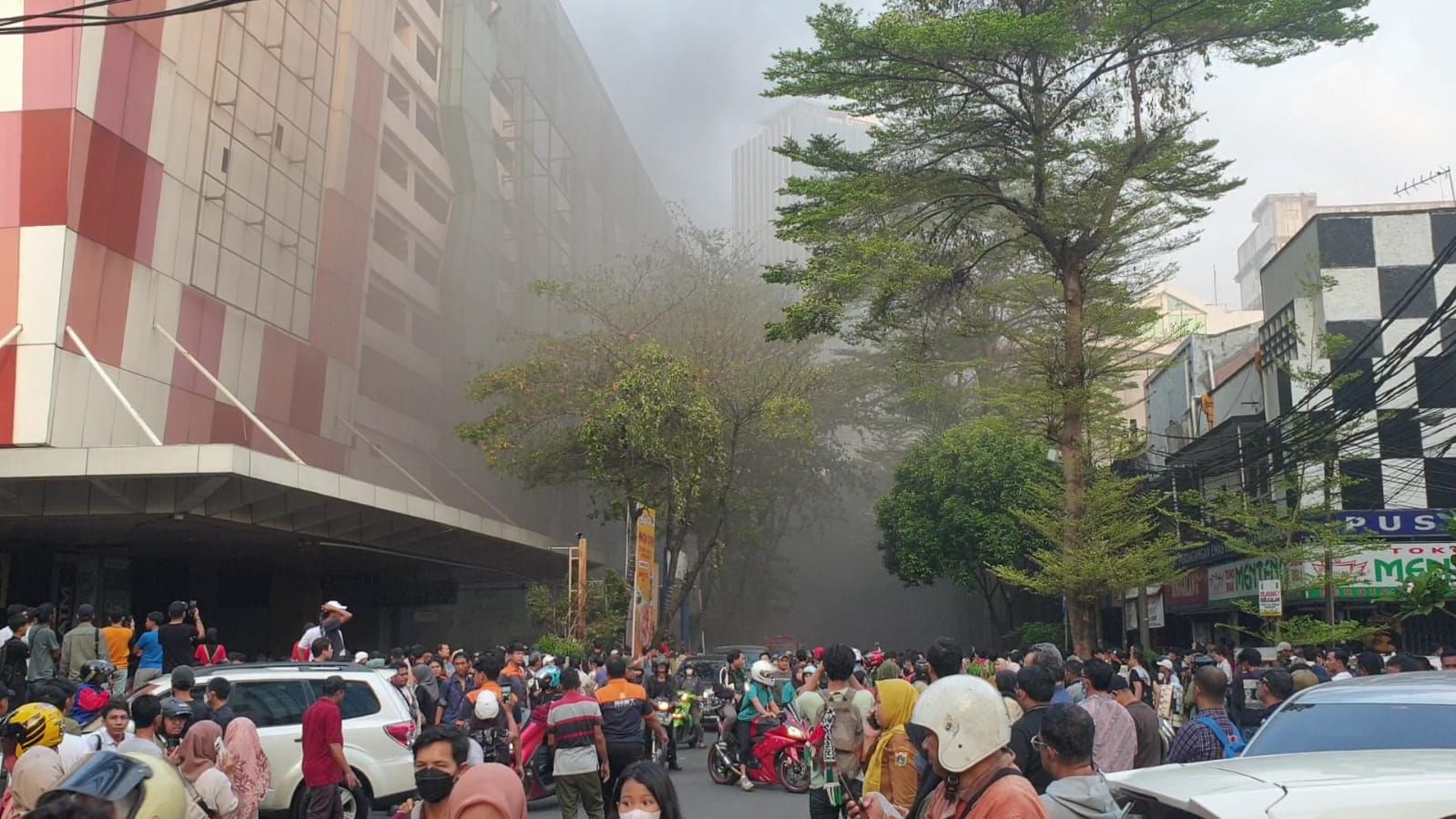 Detik-detik Mencekam Kebakaran di Blok M Square, Pengunjung Panik dan Berhamburan Keluar Mal
