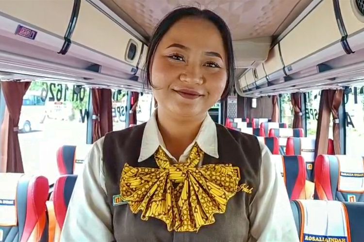 Senyum Nabila meski Tak Bisa Mudik Lebaran, Tahan Rindu demi Tugas Sebagai Pramugari Bus
