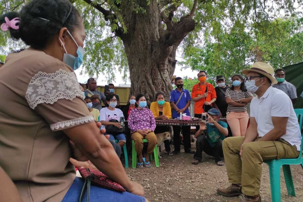 Gubernur Jawa Barat Ridwan Kamil saat bertemu dengan warga Kota Kupang yang rumahnya rusak berat akibat terdampak Badai Seroja