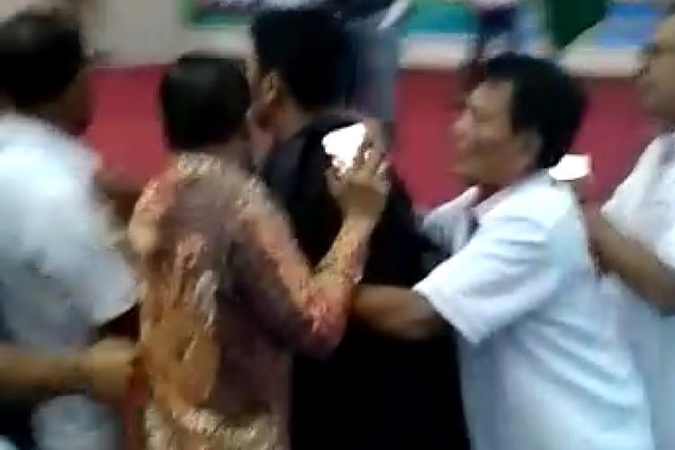Kabid Olahraga Dispora Sumbar Rasydi Sumetri berkelahi dengan Wakil Ketua KONI Sumbar Fazril Ale di depan Wagub Nasrul Abit saat pelepasan atlet Porwil, Jumat (25/10/2019) lalu
