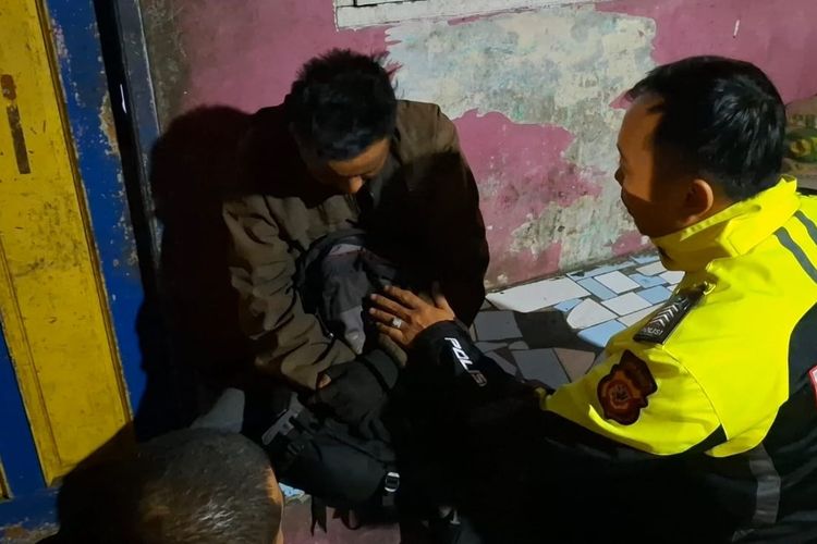 Kelelahan, Pemudik Motor Ditemukan Polisi Tertidur di Jalur Puncak Bogor