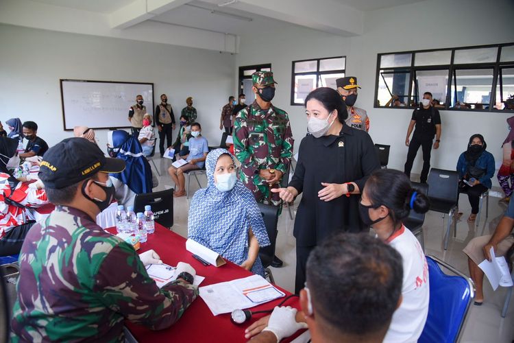 Ketua DPR Puan Maharani melakukan pemantauan proses vaksinasi Covid-19 di Tegal Alur, Kalideres, Jakarta Barat, Minggu (26/9/2021). 