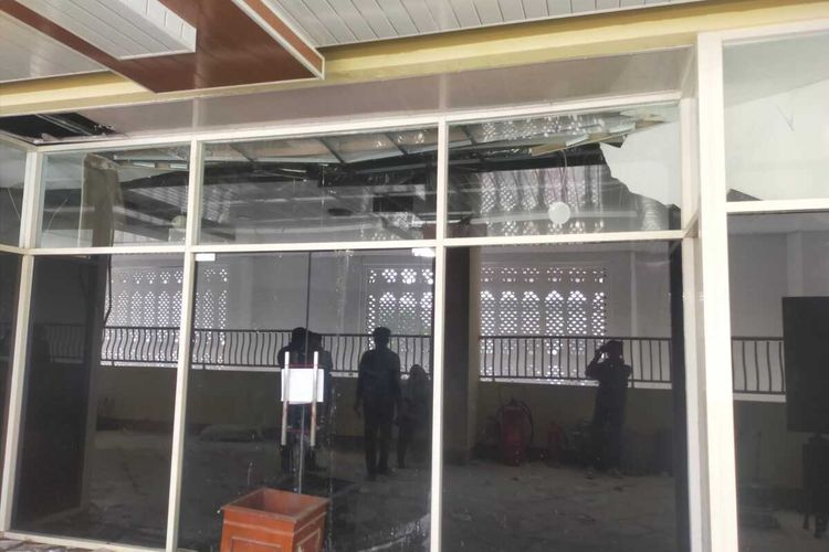 Ruang fraksi DPRD Banten kebakaran. Ruangan ditutup oleh petugas untuk proses penyelidikan oleh pihak aparat penegak huku.