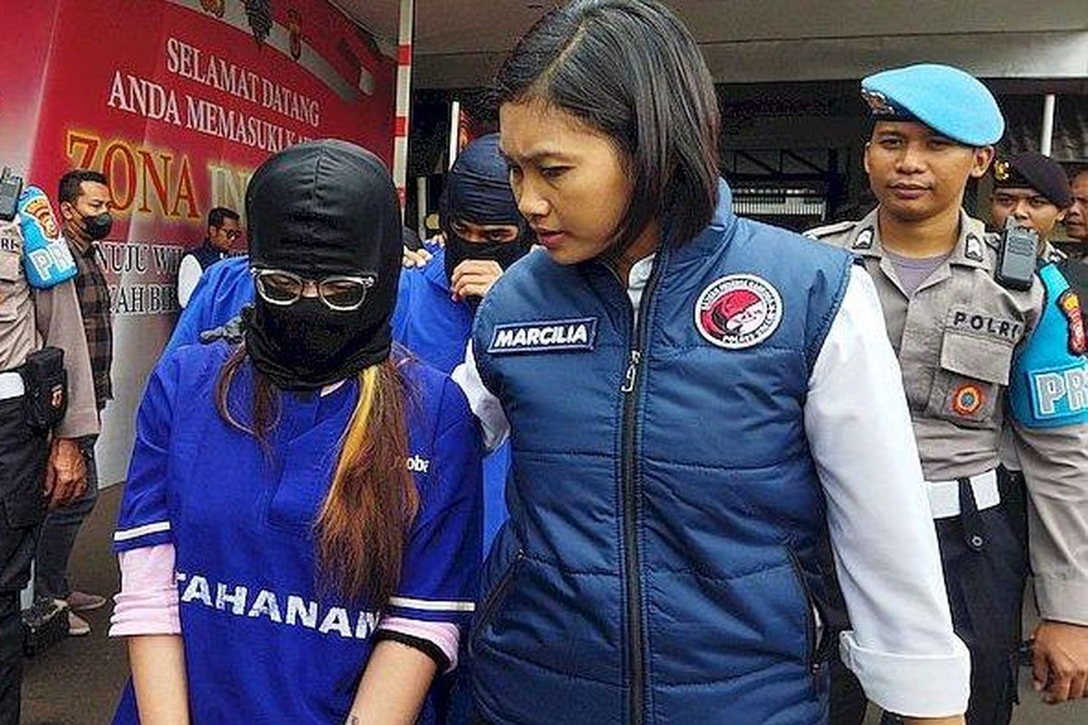 Ibu rumah tangga yang edarkan sabu saat digiring polisi di Mapolres Cimahi, Senin (29/1/2024). 