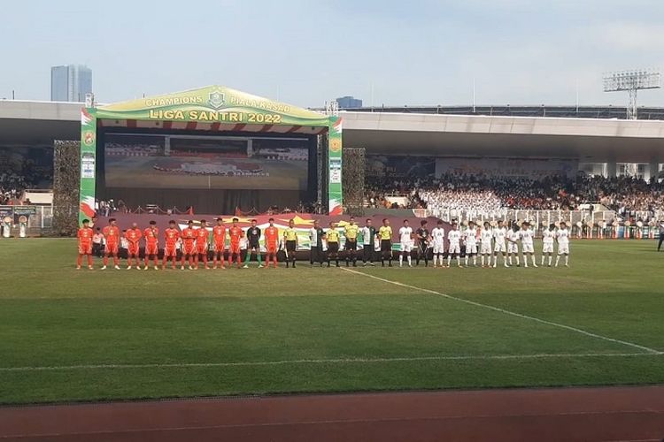 Suasana sebelum kickoff final Liga Santri 2022 antara tim Jabar 1 dan Jatim 3 di Stadion Madya Gelora Bung Karno, Senayan, Jakarta, pada Sabtu (22/10/2022) sore WIB.