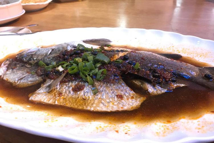 Menu steam ikan termasuk dalam menu halal food di Wey Yueh Tainan.