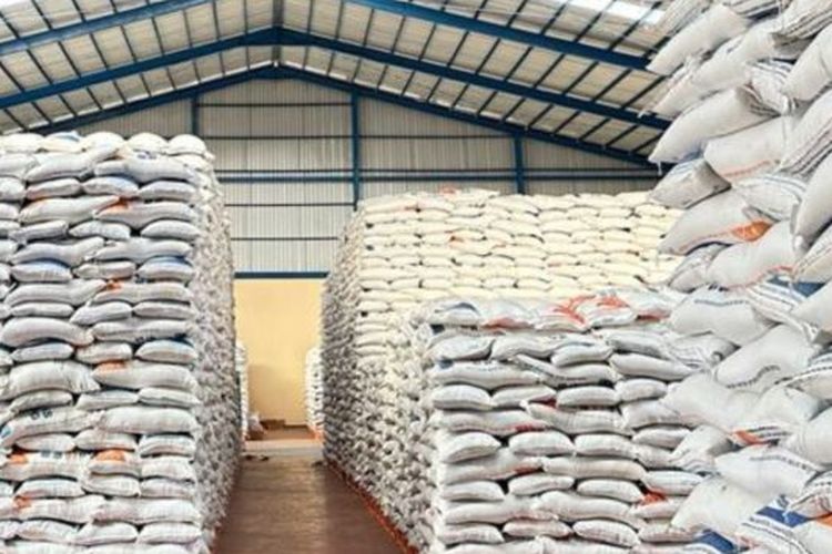 Stok beras di Gudang Bulog, Jakarta.