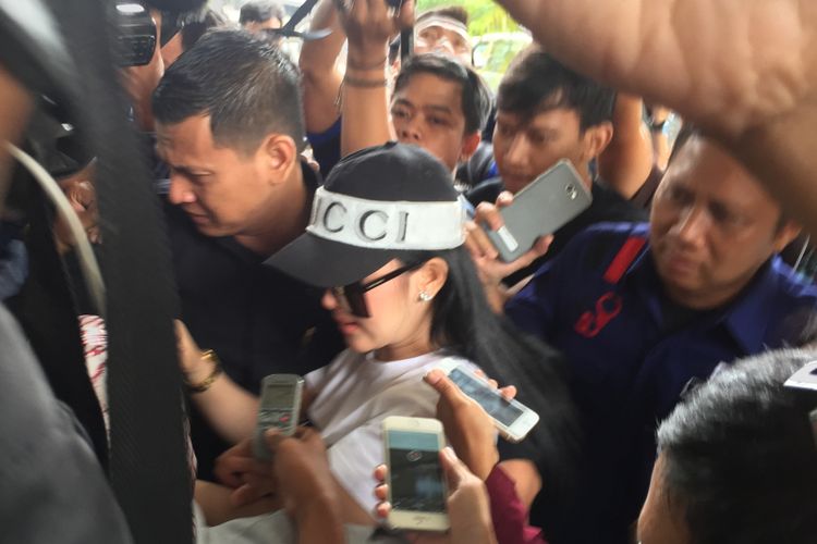 Syahrini diperiksa oleh penyidik Bareskrim Mabes Polri sebagai saksi dalam kasus dugaan penipuan oleh First Travel di Bareskrim Mabes Polri, Jalan Medan Merdeka Timur, Jakarta Pusat, Rabu (27/9/2017).
