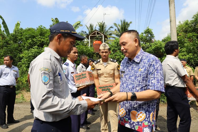 Dok prokopim : Agus Bastian memberikan bantuan kesejahteraan kepada 24 petugas penjaga perlintasan kereta api (KA) di Kabupaten Purworejo. Penyerahan bantuan ini dilakukan di pos perlintasan Desa Tegalkuning Kecamatan Banyuurip. 