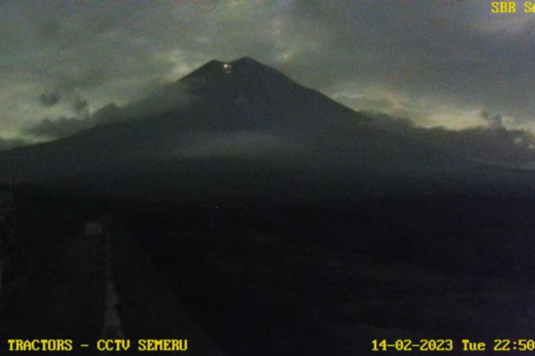 Tangkapan layar luncuran guguran lava pijar dari puncak kawah Gunung Semeru, Selasa (14/2/2023) malam.