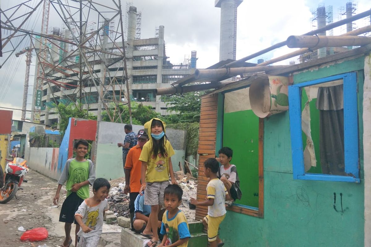 Suasana warga Kebun Bayam yang masih bertahan di sekitar Jakarta Internasional Stadium, Papanggo, Tanjun Priok, Jakarta Utara, Kamis (11/2/2021).